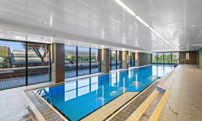 South Yarra Apartamento | Chic 1-Bed with Balcony Views and Amenities