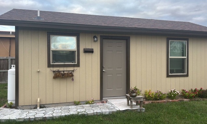 Los Fresnos Apartamento | Chic- 1 bedroom apartment located on Ocean Blvd hwy.100 approx . 20 miles to SPI