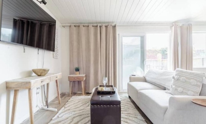 El Cerrito Apartamento | Chic 1 Bedroom Apartment w/ Comfy King Bed