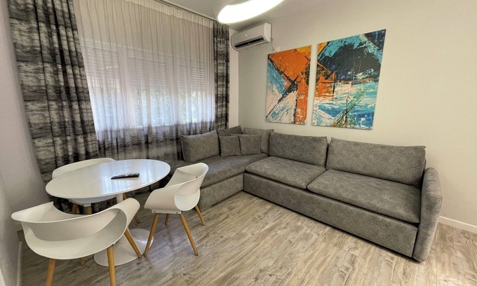 Tirana Apartamento | Chic 1-bedroom apartment with AC, WiFi in fabulous Tiranë