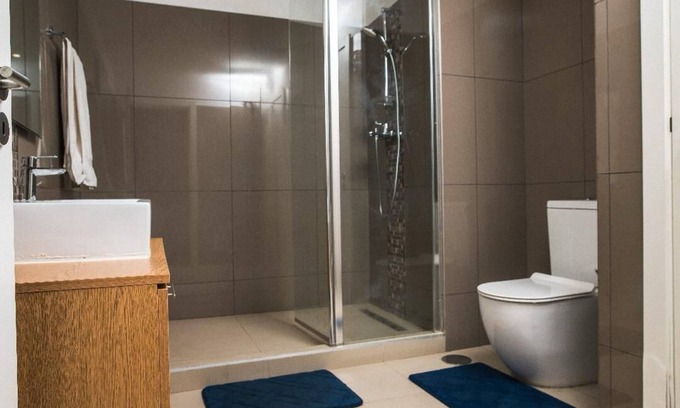 East Legon Apartamento | Chic 1-bedroom apartment with fitness room and AC in vibrant Accra