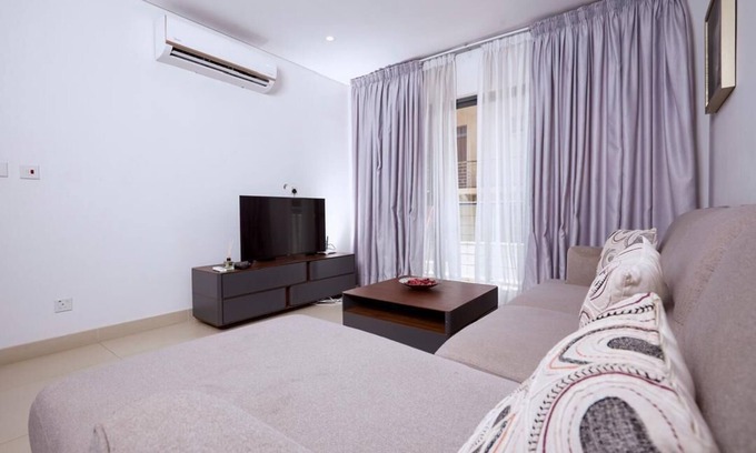 East Legon Apartamento | Chic 1-bedroom apartment in marvelous Accra with fitness room, AC