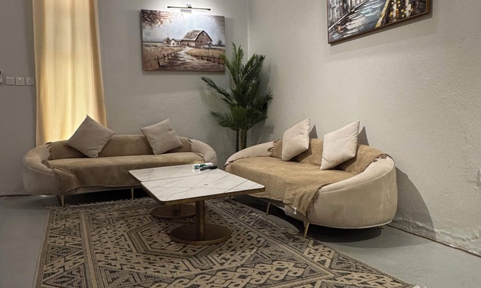 Riyadh Apartamento | Chic 1-bedroom apartment with WiFi, AC in vibrant Riyadh-T