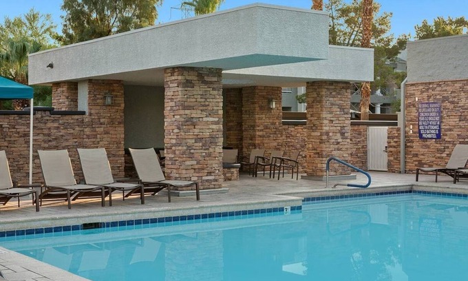 Las Vegas Complejo | Chic 1-bedroom resort with Pool & fitness room, Shuttle service to the Strip