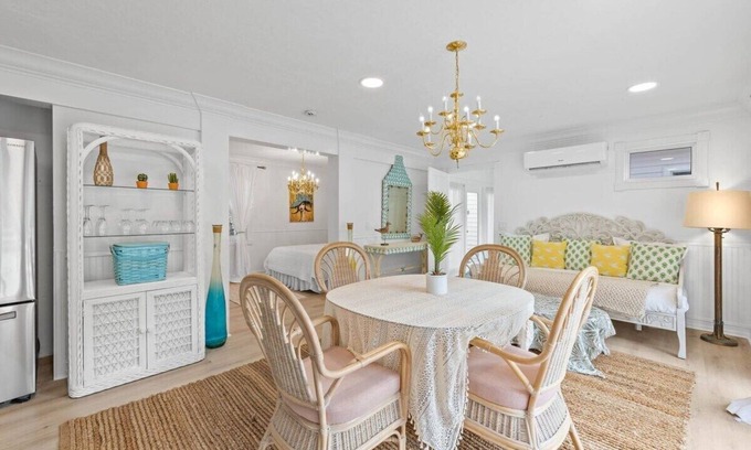 Biggar Apartamento | Chic 1 BR private poolside suite sleeps 4