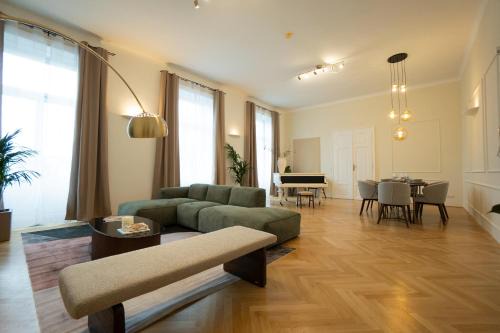 Neubau Apartamento | Chic 180m 3BR Apt near Parliament, Self Check-in