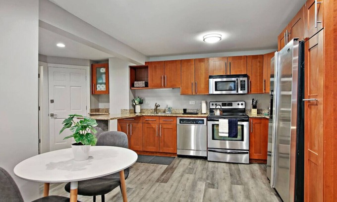 Lake View East Apartamento | Chic Chicago Getaway: 1BR with Modern Comforts