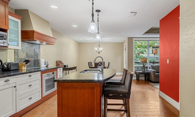 Canmore Apartamento | Chic 1BR Mountain Suite | King Bed + Pool