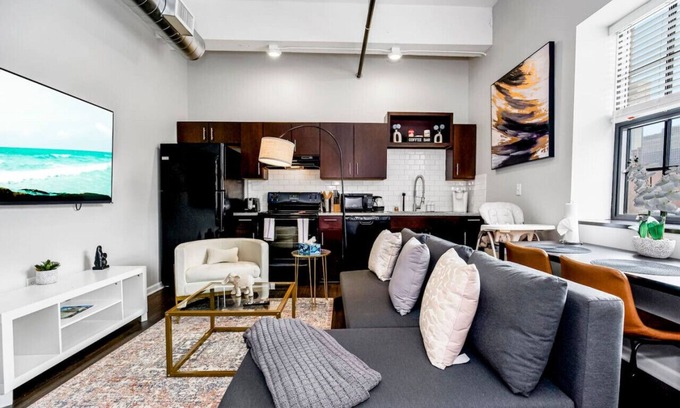Downtown Kansas City Apartamento | Chic 1BR Near Arrowhd & TMobile Parking, Rooftop