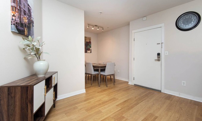 City West Apartamento | Chic 2-Bed Apt in Fabulous Los Angeles with Balcony, Fitness Room and WiFi
