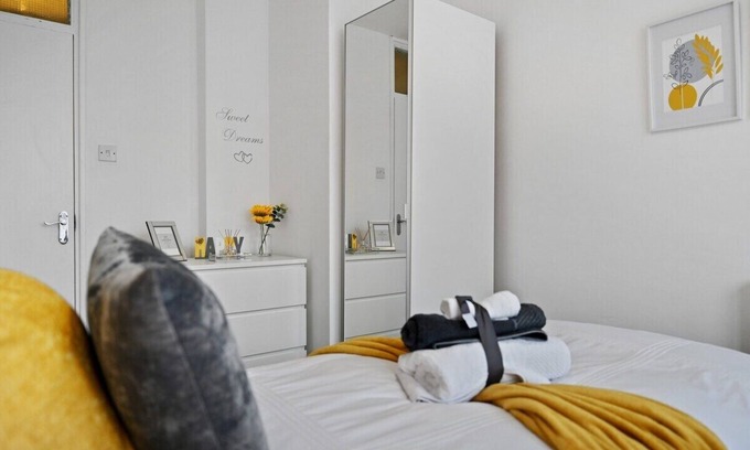 Brixton Apartamento | Chic 2-Bed Flat with Workspace, Balcony, Parking