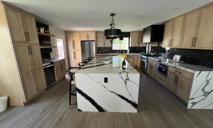 Historic Core Apartamento | Chic 2-Bedroom Apartment with Fitness Room and WiFi in Vibrant Los Angeles