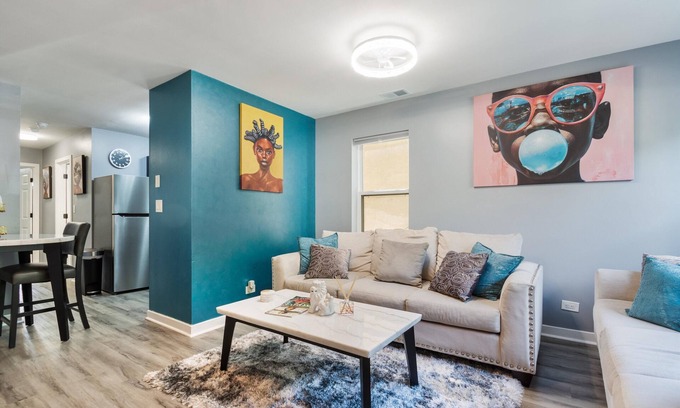 Grand Boulevard Apartamento | Chic 2-bedroom apartment in vibrant Chicago with AC, WiFi