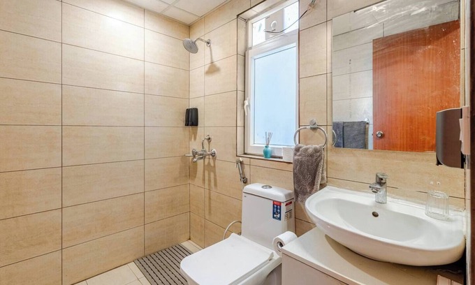 Noida Apartamento | Chic 2-bedroom apartment with WiFi, AC in charming Noida
