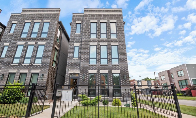 Grand Boulevard Condominio | Chic 2-bedroom condo in amazing Chicago minutes from Lake Michigan