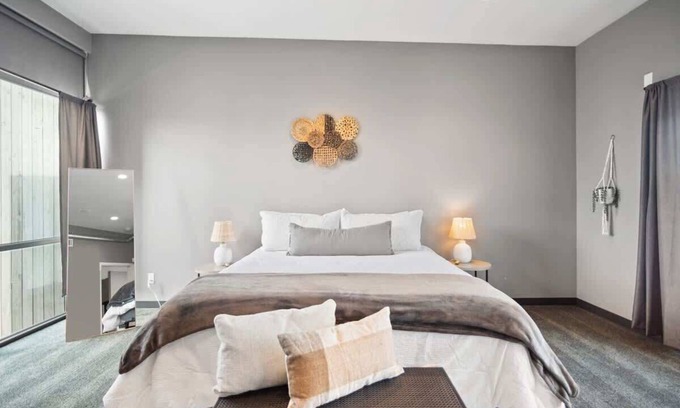 Lincoln Heights Condominio | Chic 2-bedroom condo with private patio
