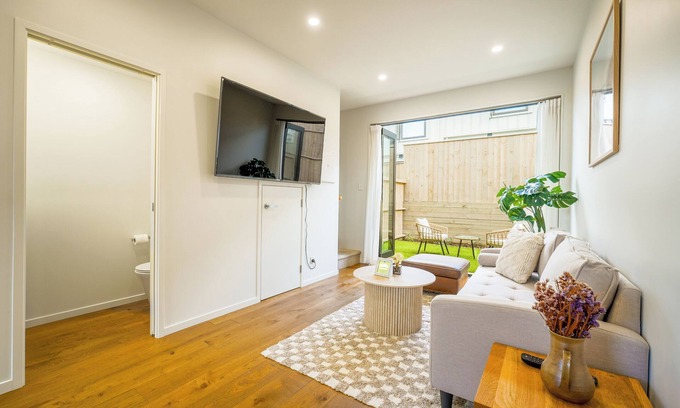 Grey Lynn Casa | Chic 2-Bedroom Retreat in Grey Lynn Minutes to CBD