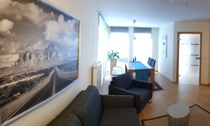 Saulheim Apartamento | Elegante sótano de 2 habitaciones con entrada independiente en la casa familiar.