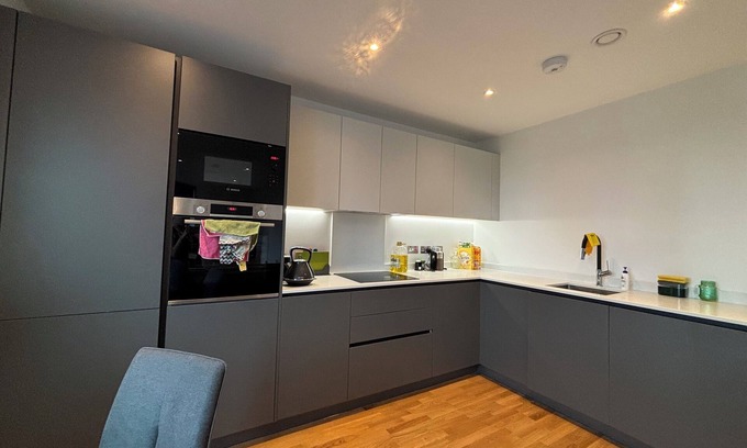 St. Mary's Park Apartamento | Chic 2BD Flat with Private Balcony in Battersea