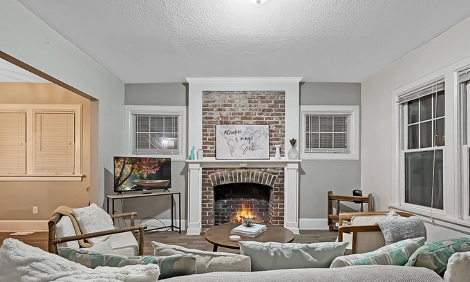 Des Moines Casa | Chic 2BR Duplex Free Parking near Hospitals