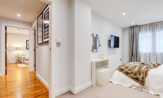 St. Mary's Park Apartamento | Chic 2BR Escape - Prime Battersea Location