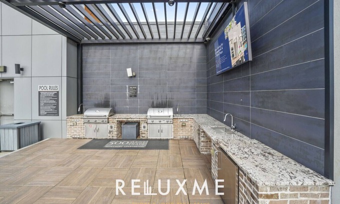 Charlotte Center City Condominio | Chic 2BR High-Rise Hot Tub, Gym, & Rooftop Views🌆