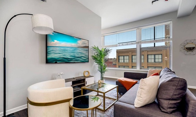 Downtown Kansas City Apartamento | Chic 2BR Near Arrowhd & TMobile Parking, Rooftop