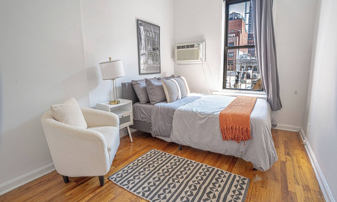 Upper East Side Apartamento | Chic 2BR Upper East Side Retreat - Near Central Park & Museums