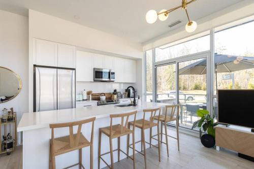 Innisfil Apartamento | Chic 2BR with Patio - Pool - Hot Tub - BBQ - Friday Harbour