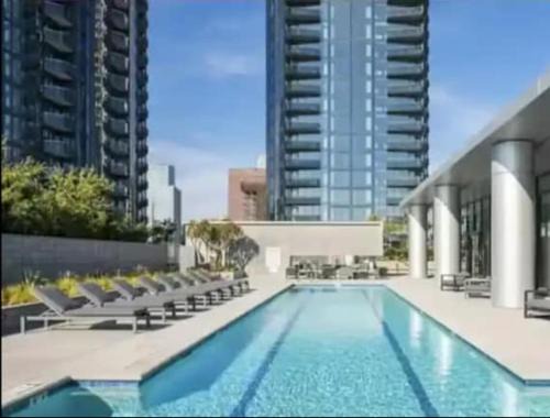 Downtown Los Angeles Apartamento | Chic 3-bed Apt with Pool & Hot Tub in Heart of DTLA