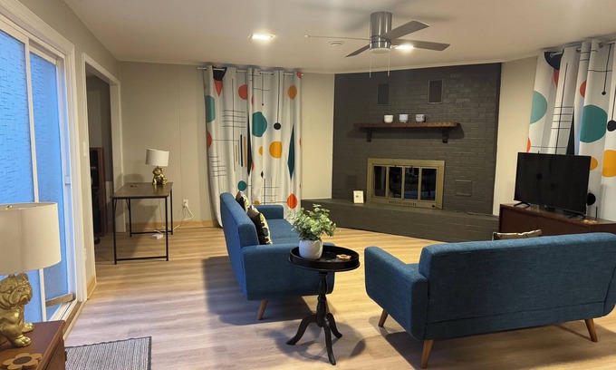 Greensboro Casa | Chic 3 Bedroom Midcentury Modern Retreat in Wonderful Greensboro