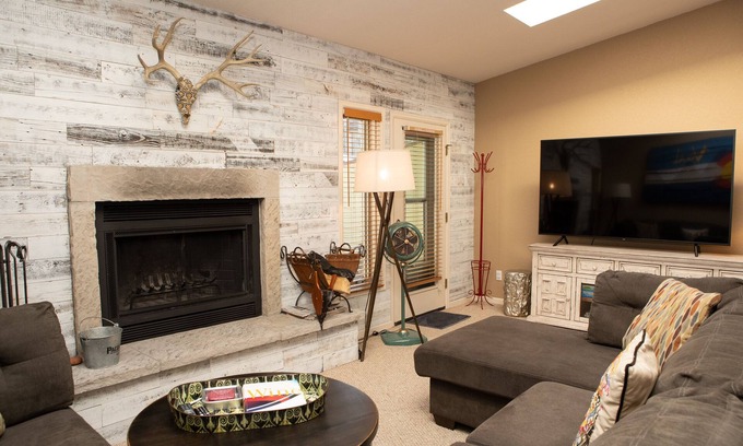 Intermountain Condominio | Elegante condominio de 3 niveles con terraza privada, jacuzzi y barbacoa