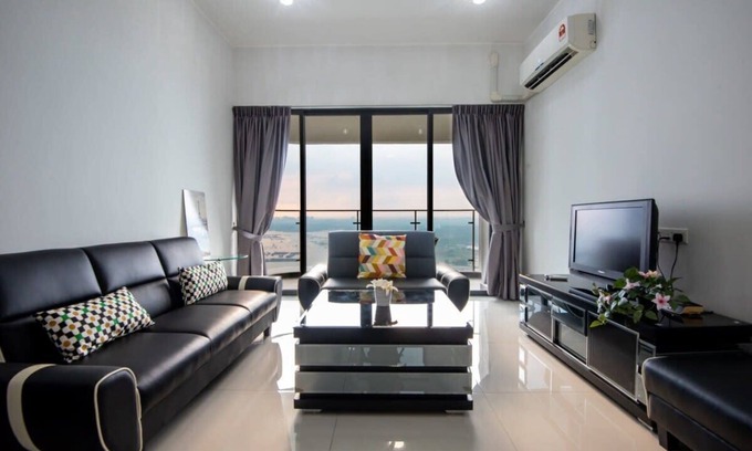 Central District Apartamento | Chic 3BR in Danga Bay with Water Views & Parking