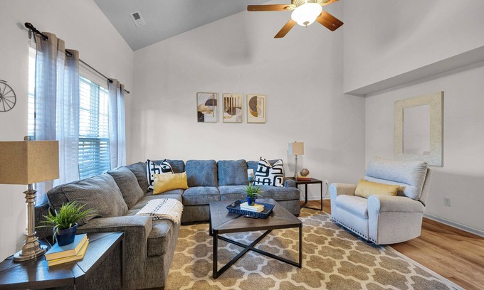 Northeast Raleigh Casa | Chic 3BR Townhome Next to Neuse River Trail - 1 Min Walk