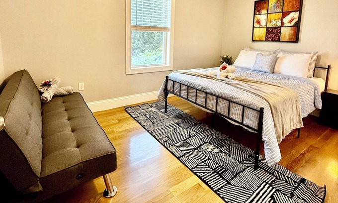 Dorchester Apartamento | Chic 3BR1.5BA City Stay - Near T + Parking