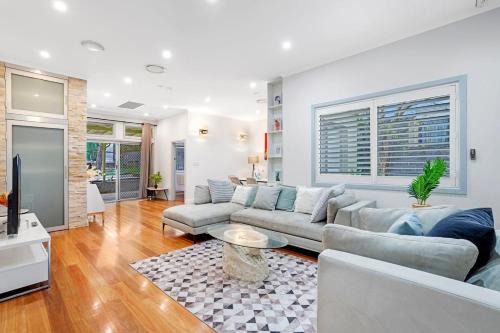 Five Dock Casa | Chic 4 Bedroom House at Five Dock
