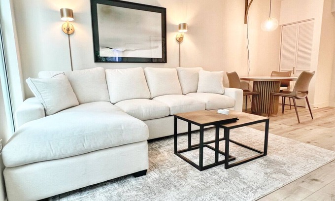 Little Italy Condominio | Chic Acqua Vista Condo