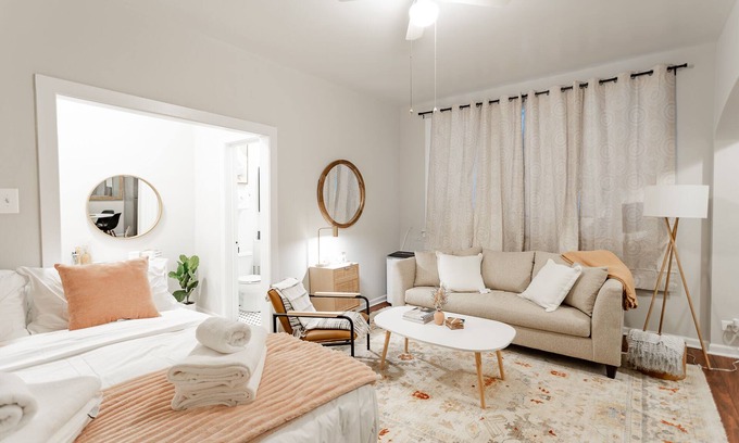 Rogers Park Apartamento | Chic and Cozy Getaway near Loyola Park