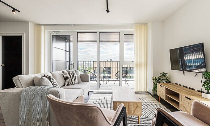 College Park and Old Oak Apartamento | Chic and Sleek Sky-High Apartment