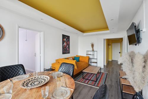 Colombes Apartamento | Chic and spacious apart with parking