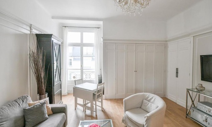 Faubourg-du-Roule Apartamento | Chic apartment on the Champs-Élysées with AC