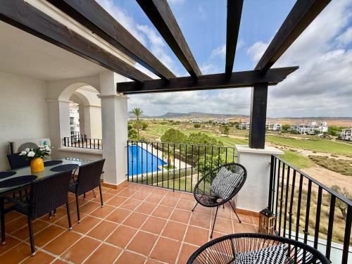 Jeronimo y Avileses y Balsicas de Arriba Apartamento | Chic apartment with lovely terrace, pool & golf view