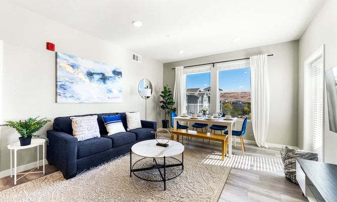 Sparks Apartamento | Chic Apt. w/ Jacuzzi, Pool, BBQ, & Mountain Views