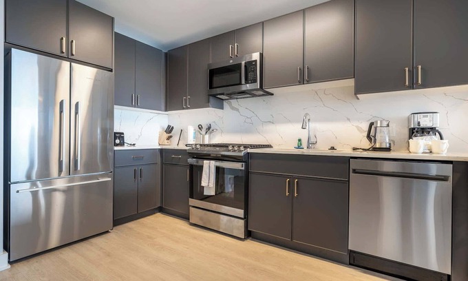 New Rochelle Apartamento | Chic Apt with Indoor Pool & Gym