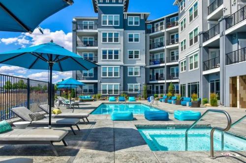 Sparks Apartamento | Chic Apt with Jacuzzi, Pool Nr Casino & Shopping