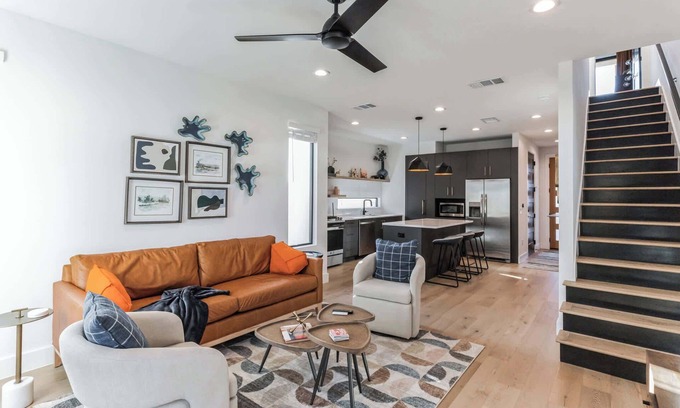 Holly Casa | Chic Austin Getaway – Brand New w/ Rooftop Patio!