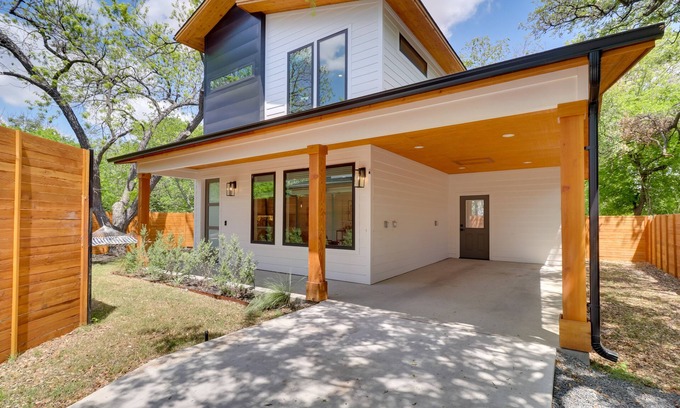 South Manchaca Casa | Chic Austin House w/ Spacious Backyard & Hammock