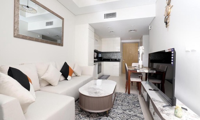 Sheikh Zayed Road Apartamento | Chic Aykon City 2-Bedroom Retreat - Business Bay