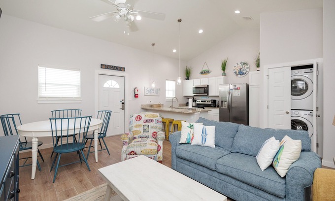 Corpus Christi Casa | Chic Beach Escape: Resort Living, Private Outdoor Space, Short Walk to Beach