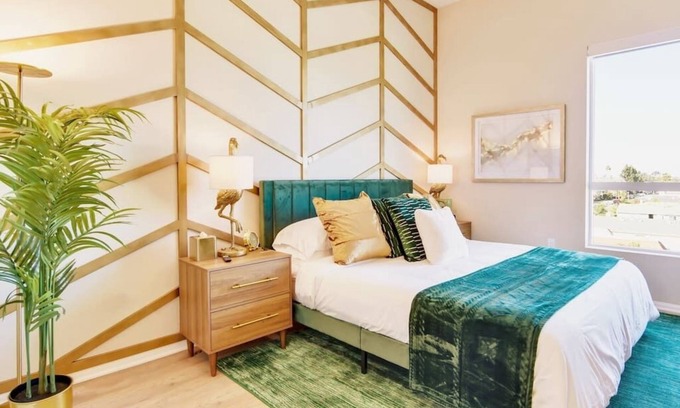 North Park Apartamento | Chic Brand-New Penthouse overlooking North Park